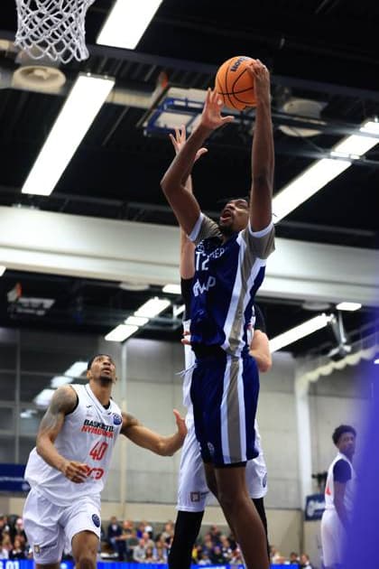 RECORD DATE NOT STATED Spielaktion mit Jaquan Lawrence (40; Basketball Nymburg) und Osun Osunniyi (12; MLP Academics Heidelberg) am Korb Basketball Champions League: MLP Academics Heidelberg – ERA Basketball Nymburk Jaquan Lawrence (40; Basketball Nymburg) mit Wurf am Korb