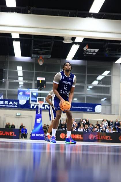 RECORD DATE NOT STATED Spielaktion mit Osun Osunniyi (12; MLP Academics Heidelberg) in blauem Trikot mit Ball in der Hand Basketball Champions League: MLP Academics Heidelberg – ERA Basketball Nymburk Osun Osunniyi (12; MLP Academics Heidelberg) mit Ball in Aktion