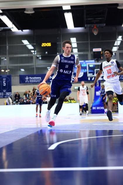 RECORD DATE NOT STATED Spielaktion mit Ryan Mikesell (33; MLP Academics Heidelberg) und Sir Jabari Rice (10; Basketball Nymburg) auf dem Spielfeld Basketball Champions League: MLP Academics Heidelberg – ERA Basketball Nymburk Ryan Mikesell (33; MLP Academics Heidelberg) mit Ball gegen Sir Jabari Rice (10; Basketball Nymburg)