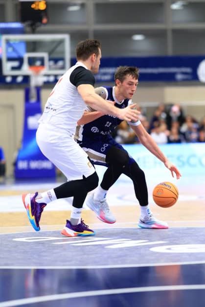 RECORD DATE NOT STATED Szene mit Ryan Mikesell (33; MLP Academics Heidelberg) im Zweikampf auf dem Spielfeld Basketball Champions League: MLP Academics Heidelberg – ERA Basketball Nymburk Ryan Mikesell (33; MLP Academics Heidelberg) im Zweikampf