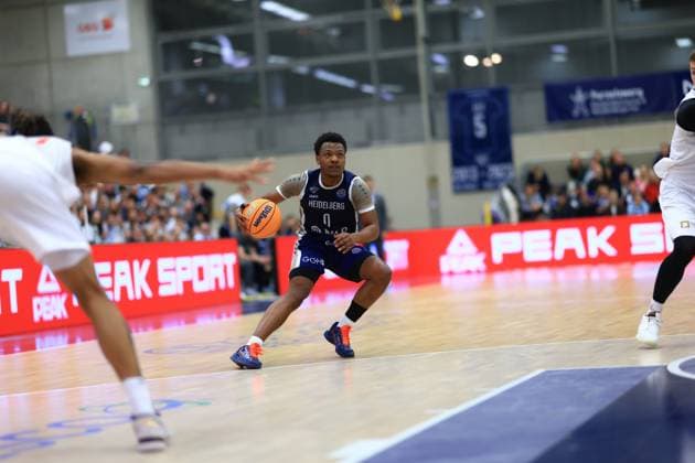 RECORD DATE NOT STATED Spielaktion mit DJ Horne (0; MLP Academics Heidelberg) beim Dribbling auf dem Spielfeld Basketball Champions League: MLP Academics Heidelberg – ERA Basketball Nymburk DJ Horne (0; MLP Academics Heidelberg) mit Ball in Aktion