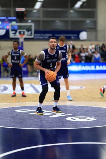 RECORD DATE NOT STATED Spielaktion mit Paul Zipser (9; MLP Academics Heidelberg), DJ Horne (0; MLP Academics Heidelberg) und Samuell Williamson (10; MLP Academics Heidelberg) Basketball Champions League: MLP Academics Heidelberg – ERA Basketball Nymburk Paul Zipser (9; MLP Academics Heidelberg) mit Ball in Aktion