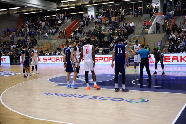 RECORD DATE NOT STATED Spielaktion mit Marcel Keßen (15; MLP Academics Heidelberg), Niklas Würzner (2; MLP Academics Heidelberg), KeyShawn Feazell (6; Basketball Nymburg), Jaquan Lawrence (40; Basketball Nymburg), Ondrej Sehnal (19; Basketball Nymburg) und David Nejezchleb (9; Basketball Nymburg) Basketball Champions League: MLP Academics Heidelberg – ERA Basketball Nymburk Spielaktion mit Marcel Keßen (15; MLP Academics Heidelberg) und KeyShawn Feazell (6; Basketball Nymburg)