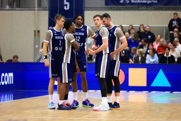 RECORD DATE NOT STATED Szene mit Osun Osunniyi (12; MLP Academics Heidelberg), Ryan Mikesell (33; MLP Academics Heidelberg), Paul Zipser (9; MLP Academics Heidelberg) und Niklas Würzner (2; MLP Academics Heidelberg) in der Spielfeldmitte Basketball Champions League: MLP Academics Heidelberg – ERA Basketball Nymburk Szene mit Osun Osunniyi (12; MLP Academics Heidelberg) und Teamkollegen