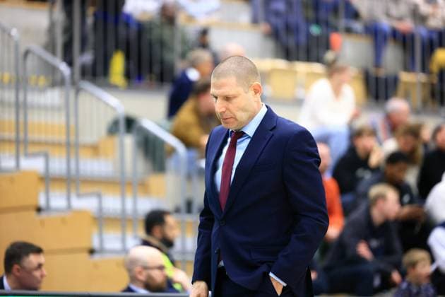 RECORD DATE NOT STATED Offizieller in blauem Anzug am Spielfeldrand Basketball Champions League: MLP Academics Heidelberg – ERA Basketball Nymburk Offizieller am Spielfeldrand