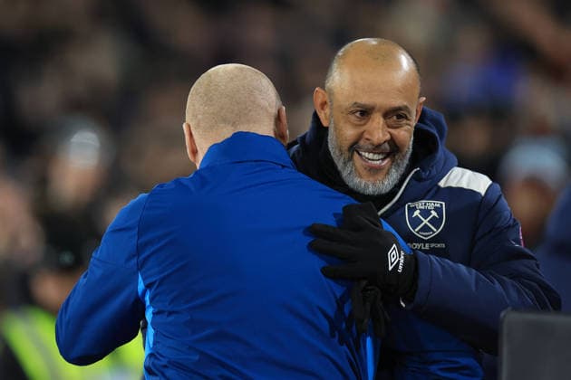 West Ham United v Nottingham Forest, Premier League West Ham United manager Nuno Espirito Santo & Nottingham Forrest manager Sean Dyche embrace during the Premier League match between West Ham United and Nottingham Forest at the London Stadium, London, UK on 6 January 2026. London London Stadium UK Editorial use only DataCo restrictions apply See www.football-dataco.com , Copyright: xSimonxRoex PSI-23533-0005