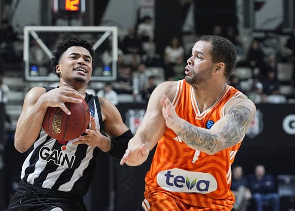 Besiktas GAIN v Ratiopharm Ulm - BKT EuroCup ISTANBUL, TURKIYE - JANUARY 06: Devon Dotson (L) of Besiktas GAIN in action against Christopher Ledlum (R) of Ratiopharm Ulm during the BKT EuroCup week 13 basketball match between Besiktas Gain and Ratiopharm Ulm at Besiktas Gain Sports Complex in Istanbul, Turkiye on January 06, 2026. Esra Bilgin Anadolu Istanbul Turkey. Editorial use only. Please get in touch for any other usage.  Copyright: x2026xAnadoluxEsraxBilginx