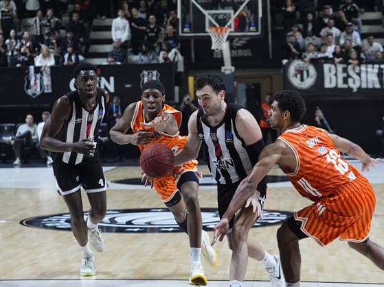 Besiktas GAIN v Ratiopharm Ulm - BKT EuroCup ISTANBUL, TURKIYE - JANUARY 06: Yigit Arslan (7) of Besiktas GAIN in action against Mark Smith (2nd L) of Ratiopharm Ulm during the BKT EuroCup week 13 basketball match between Besiktas Gain and Ratiopharm Ulm at Besiktas Gain Sports Complex in Istanbul, Turkiye on January 06, 2026. Esra Bilgin Anadolu Istanbul Turkey. Editorial use only. Please get in touch for any other usage.  Copyright: x2026xAnadoluxEsraxBilginx