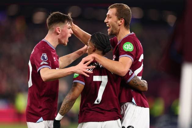 Tomas Soucek of West Ham United celebrates with team mates after he scored for 1-0 - West Ham United v Nottingham Forest, Premier League, London Stadium, London, UK - 6th January 2026 Editorial Use Only - DataCo restrictions apply West Ham United v Nottingham Forest, Premier League, Football, London Stadium, London, UK - 06 Jan 2026London London Stadium United Kingdom EDITORIAL USE ONLY No use with unauthorised audio, video, data, fixture lists, club league logos or live services. Online in-match use limited to 120 images, no video emulation. No use in betting, games or single club league player publications.  Copyright: xMDI Shutterstockx 16234278m