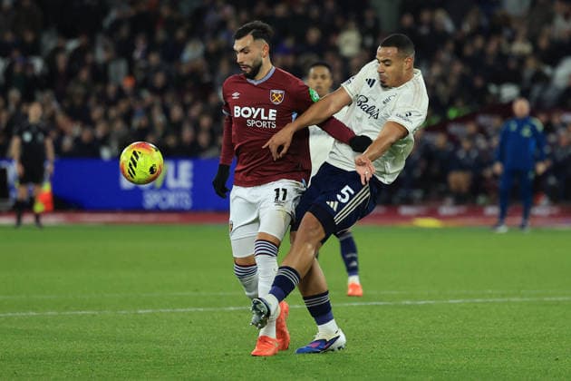 West Ham United v Nottingham Forest, Premier League West Ham United forward Valentin Castellanos (11) comes under pressure from Nottingham Forrest defender Murillo (5) during the Premier League match between West Ham United and Nottingham Forest at the London Stadium, London, UK on 6 January 2026. London London Stadium UK Editorial use only DataCo restrictions apply See www.football-dataco.com , Copyright: xSimonxRoex PSI-23533-0010