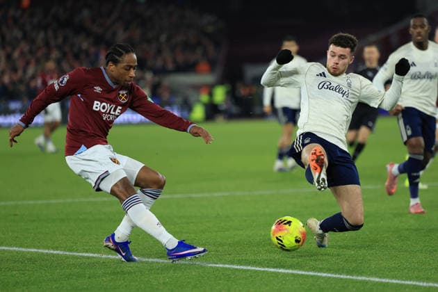 West Ham United v Nottingham Forest, Premier League West Ham United defender Kyle Walker-Peters (2) shoots at goal during the Premier League match between West Ham United and Nottingham Forest at the London Stadium, London, UK on 6 January 2026. London London Stadium UK Editorial use only DataCo restrictions apply See www.football-dataco.com , Copyright: xSimonxRoex PSI-23533-0011