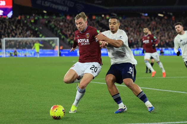 West Ham United v Nottingham Forest, Premier League West Ham United forward Jarrod Bowen (20) holds up Nottingham Forrest defender Murillo (5) during the Premier League match between West Ham United and Nottingham Forest at the London Stadium, London, UK on 6 January 2026. London London Stadium UK Editorial use only DataCo restrictions apply See www.football-dataco.com , Copyright: xSimonxRoex PSI-23533-0012