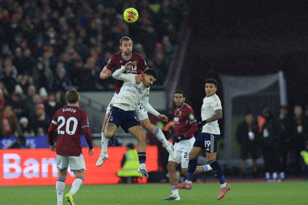 West Ham United v Nottingham Forest, Premier League West Ham United midfielder TomaÅ¡ SouÄek (28) heads clear during the Premier League match between West Ham United and Nottingham Forest at the London Stadium, London, UK on 6 January 2026. London London Stadium UK Editorial use only DataCo restrictions apply See www.football-dataco.com , Copyright: xSimonxRoex PSI-23533-0024