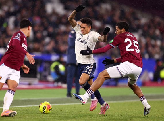 London, England, 6th January 2026. Igor Jesus of Nottingham Forest and Jean-Clair Todibo of West Ham United challenge for the ball during the West Ham United vs Nottingham Forest Premier League match at the London Stadium, London. Picture credit should read: Paul Terry Sportimage EDITORIAL USE ONLY. No use with unauthorised audio, video, data, fixture lists, club league logos or live services. Online in-match use limited to 120 images, no video emulation. No use in betting, games or single club league player publications. SPI_027_PT_West_Ham_Notts_Forest SPI-4433-0029