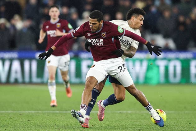 6th January 2026; London Stadium, London, England; Premier League Football, West Ham United versus Nottingham Forest; Jean-Clair Todibo of West Ham United battles with Igor Jesus of Nottingham Forest  IanxStephen Content restricted for UK based newspaper