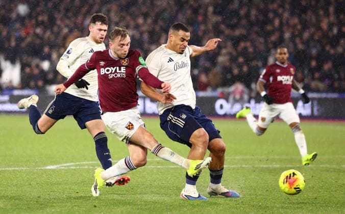 London, England, 6th January 2026. Jarrod Bowen of West Ham United shoots at goal under pressure from Murillo of Nottingham Forest but fails to score during the West Ham United vs Nottingham Forest Premier League match at the London Stadium, London. Picture credit should read: Paul Terry Sportimage EDITORIAL USE ONLY. No use with unauthorised audio, video, data, fixture lists, club league logos or live services. Online in-match use limited to 120 images, no video emulation. No use in betting, games or single club league player publications. SPI_037_PT_West_Ham_Notts_Forest SPI-4433-0039