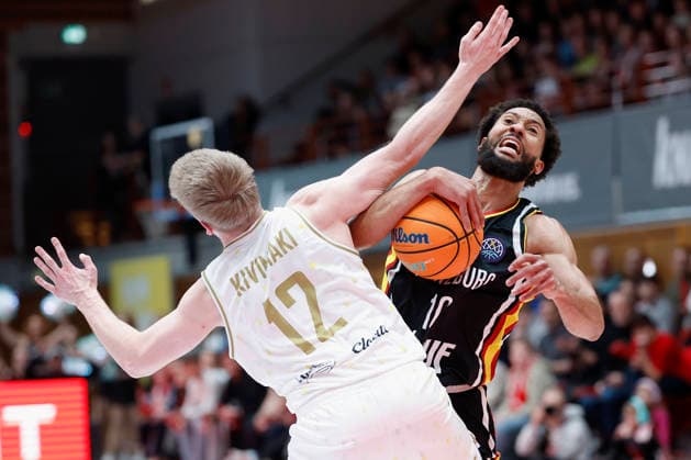 f.l.t.r.: Aatu Kivimaki (Patrioti Levice, 12) and Davion Mintz (Fitness First Wuerzburg Baskets, 10), 06.01.2026, Basketball Champions League, Fitness First Wuerzburg Baskets vs. Patrioti Levice, GER, Wuerzburg, Tectake Arena. Copyright: HMBxMedia xHeikoxBecker