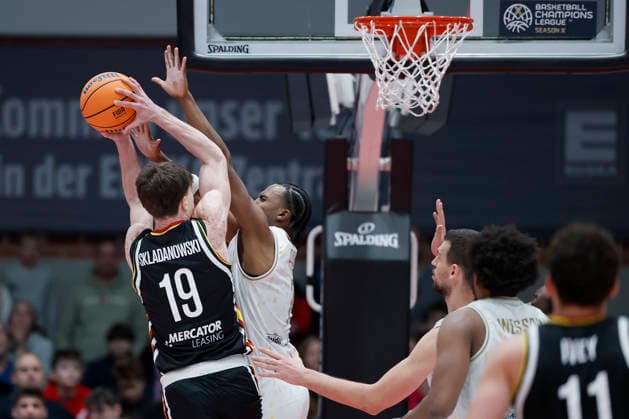 f.l.t.r.: Christian Skladanowski (Fitness First Wuerzburg Baskets, 19) and Gabe Dorse (Patrioti Levice, 7), 06.01.2026, Basketball Champions League, Fitness First Wuerzburg Baskets vs. Patrioti Levice, GER, Wuerzburg, Tectake Arena. Copyright: HMBxMedia xHeikoxBecker