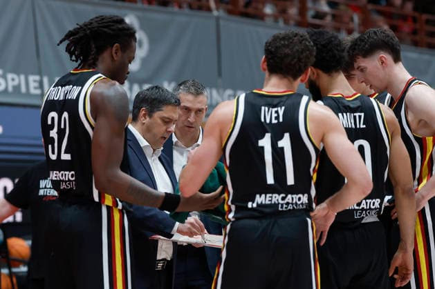 f.l.t.r.: Time out with Head-Coach Sasa Filipovski (Fitness First Wuerzburg Baskets), 06.01.2026, Basketball Champions League, Fitness First Wuerzburg Baskets vs. Patrioti Levice, GER, Wuerzburg, Tectake Arena. Copyright: HMBxMedia xHeikoxBecker