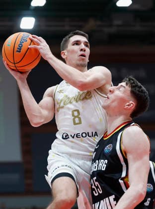 f.l.t.r.: Novak Music (Patrioti Levice, 8) and Alen Pjanic (Fitness First Wuerzburg Baskets, 35), 06.01.2026, Basketball Champions League, Fitness First Wuerzburg Baskets vs. Patrioti Levice, GER, Wuerzburg, Tectake Arena. Copyright: HMBxMedia xHeikoxBecker