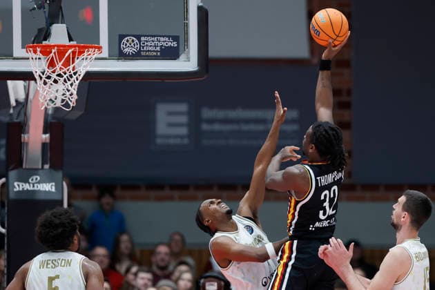 f.l.t.r.: Gabe Dorse (Patrioti Levice, 7) and Charles Thompson (Fitness First Wuerzburg Baskets, 32), 06.01.2026, Basketball Champions League, Fitness First Wuerzburg Baskets vs. Patrioti Levice, GER, Wuerzburg, Tectake Arena. Copyright: HMBxMedia xHeikoxBecker