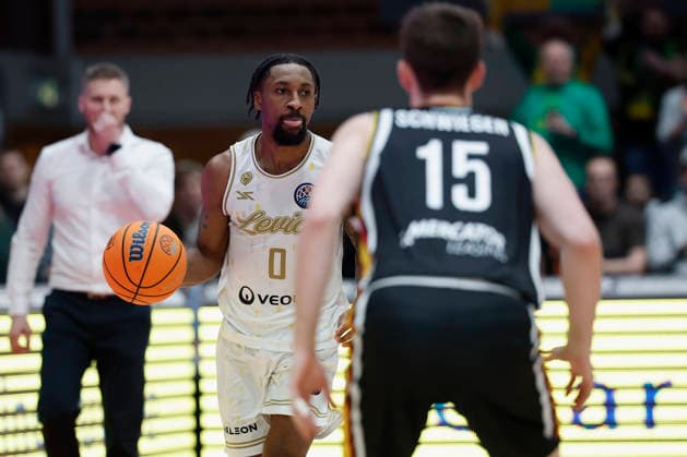f.l.t.r.: Rickey McGill (Patrioti Levice, 0) and Ryan Schwieger (Fitness First Wuerzburg Baskets, 15), 06.01.2026, Basketball Champions League, Fitness First Wuerzburg Baskets vs. Patrioti Levice, GER, Wuerzburg, Tectake Arena. Copyright: HMBxMedia xHeikoxBecker