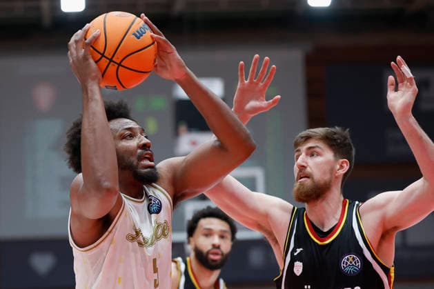f.l.t.r.: Andre Wesson Jr (Patrioti Levice, 5) and Ryan Schwieger (Fitness First Wuerzburg Baskets, 15), 06.01.2026, Basketball Champions League, Fitness First Wuerzburg Baskets vs. Patrioti Levice, GER, Wuerzburg, Tectake Arena. Copyright: HMBxMedia xHeikoxBecker