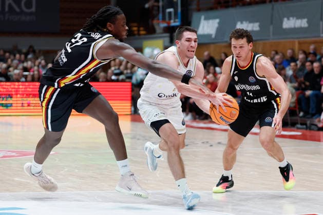 f.l.t.r.: Charles Thompson (Fitness First Wuerzburg Baskets, 32), Novak Music (Patrioti Levice, 8) and Brae Ivey (Fitness First Wuerzburg Baskets, 11), 06.01.2026, Basketball Champions League, Fitness First Wuerzburg Baskets vs. Patrioti Levice, GER, Wuerzburg, Tectake Arena. Copyright: HMBxMedia xHeikoxBecker