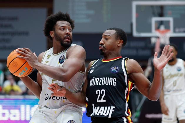 f.l.t.r.: Andre Wesson Jr (Patrioti Levice, 5) and Johnathan Stove (Fitness First Wuerzburg Baskets, 22), 06.01.2026, Basketball Champions League, Fitness First Wuerzburg Baskets vs. Patrioti Levice, GER, Wuerzburg, Tectake Arena. Copyright: HMBxMedia xHeikoxBecker