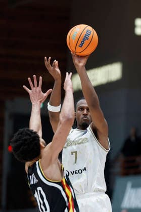 f.l.t.r.: Davion Mintz (Fitness First Wuerzburg Baskets, 10) and Gabe Dorse (Patrioti Levice, 7), 06.01.2026, Basketball Champions League, Fitness First Wuerzburg Baskets vs. Patrioti Levice, GER, Wuerzburg, Tectake Arena. Copyright: HMBxMedia xHeikoxBecker