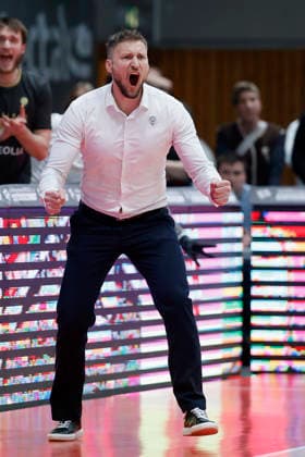 f.l.t.r.: Headcoach Michal Madzin (Patrioti Levice) Cheers 06.01.2026, Basketball Champions League, Fitness First Wuerzburg Baskets vs. Patrioti Levice, GER, Wuerzburg, Tectake Arena. Copyright: HMBxMedia xHeikoxBecker