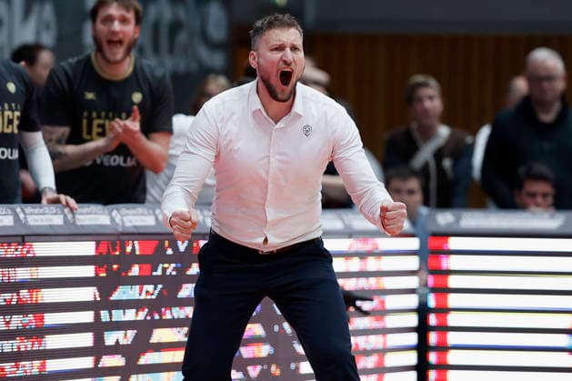 f.l.t.r.: Headcoach Michal Madzin (Patrioti Levice) Cheers 06.01.2026, Basketball Champions League, Fitness First Wuerzburg Baskets vs. Patrioti Levice, GER, Wuerzburg, Tectake Arena. Copyright: HMBxMedia xHeikoxBecker