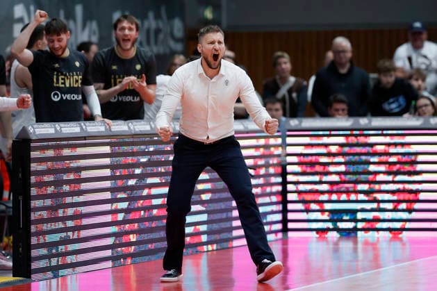 f.l.t.r.: Headcoach Michal Madzin (Patrioti Levice) Cheers 06.01.2026, Basketball Champions League, Fitness First Wuerzburg Baskets vs. Patrioti Levice, GER, Wuerzburg, Tectake Arena. Copyright: HMBxMedia xHeikoxBecker