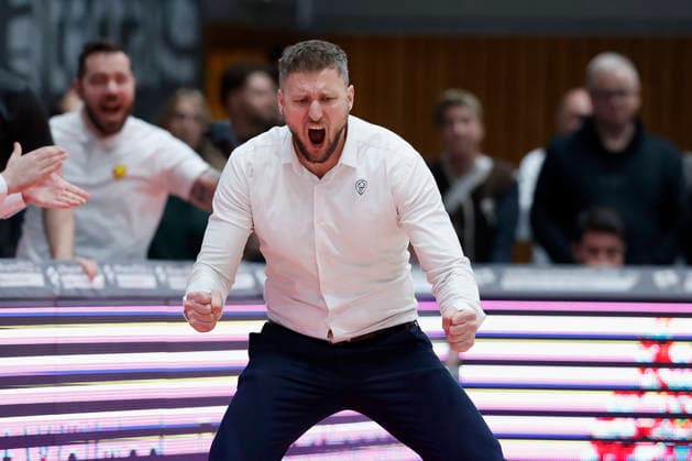 f.l.t.r.: Headcoach Michal Madzin (Patrioti Levice) Cheers 06.01.2026, Basketball Champions League, Fitness First Wuerzburg Baskets vs. Patrioti Levice, GER, Wuerzburg, Tectake Arena. Copyright: HMBxMedia xHeikoxBecker