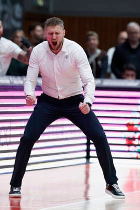 f.l.t.r.: Headcoach Michal Madzin (Patrioti Levice) Cheers 06.01.2026, Basketball Champions League, Fitness First Wuerzburg Baskets vs. Patrioti Levice, GER, Wuerzburg, Tectake Arena. Copyright: HMBxMedia xHeikoxBecker