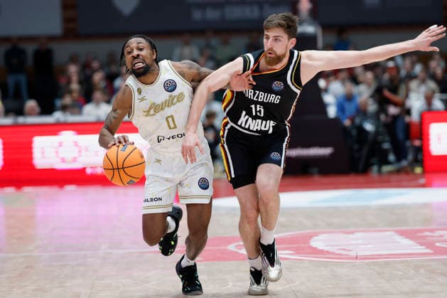f.l.t.r.: Rickey McGill (Patrioti Levice, 0) and Ryan Schwieger (Fitness First Wuerzburg Baskets, 15), 06.01.2026, Basketball Champions League, Fitness First Wuerzburg Baskets vs. Patrioti Levice, GER, Wuerzburg, Tectake Arena. Copyright: HMBxMedia xHeikoxBecker