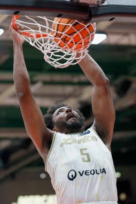 f.l.t.r.: Andre Wesson Jr (Patrioti Levice, 5) with a Dunk, 06.01.2026, Basketball Champions League, Fitness First Wuerzburg Baskets vs. Patrioti Levice, GER, Wuerzburg, Tectake Arena. Copyright: HMBxMedia xHeikoxBecker