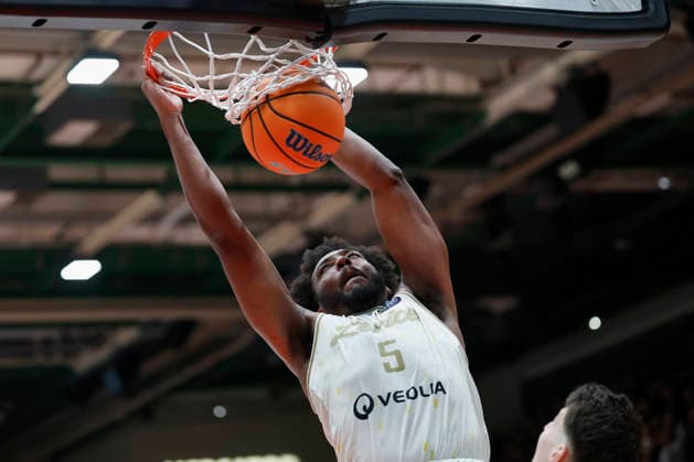 f.l.t.r.: Andre Wesson Jr (Patrioti Levice, 5) with a Dunk, 06.01.2026, Basketball Champions League, Fitness First Wuerzburg Baskets vs. Patrioti Levice, GER, Wuerzburg, Tectake Arena. Copyright: HMBxMedia xHeikoxBecker