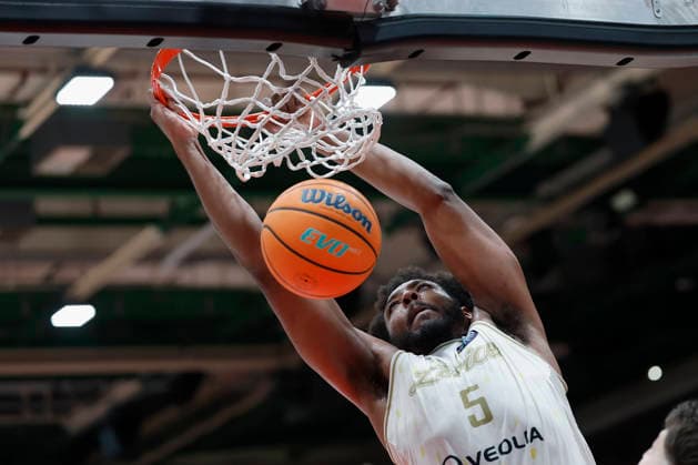 f.l.t.r.: Andre Wesson Jr (Patrioti Levice, 5) with a Dunk, 06.01.2026, Basketball Champions League, Fitness First Wuerzburg Baskets vs. Patrioti Levice, GER, Wuerzburg, Tectake Arena. Copyright: HMBxMedia xHeikoxBecker