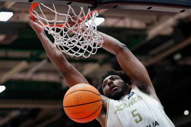 f.l.t.r.: Andre Wesson Jr (Patrioti Levice, 5) with a Dunk, 06.01.2026, Basketball Champions League, Fitness First Wuerzburg Baskets vs. Patrioti Levice, GER, Wuerzburg, Tectake Arena. Copyright: HMBxMedia xHeikoxBecker