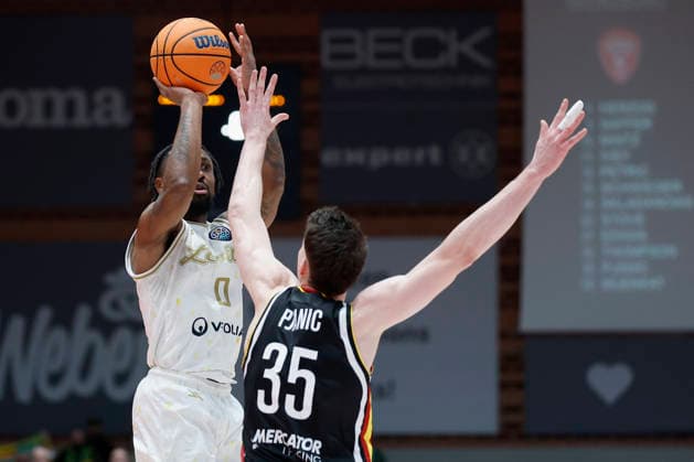 f.l.t.r.: Rickey McGill (Patrioti Levice, 0) with a three against Alen Pjanic (Fitness First Wuerzburg Baskets, 35), 06.01.2026, Basketball Champions League, Fitness First Wuerzburg Baskets vs. Patrioti Levice, GER, Wuerzburg, Tectake Arena. Copyright: HMBxMedia xHeikoxBecker