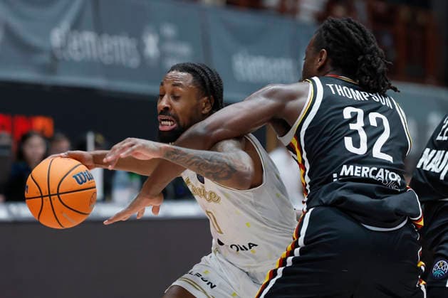 f.l.t.r.: Rickey McGill (Patrioti Levice, 0) and Charles Thompson (Fitness First Wuerzburg Baskets, 32), 06.01.2026, Basketball Champions League, Fitness First Wuerzburg Baskets vs. Patrioti Levice, GER, Wuerzburg, Tectake Arena. Copyright: HMBxMedia xHeikoxBecker