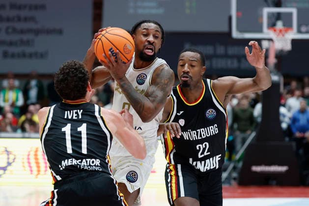 f.l.t.r.: Brae Ivey (Fitness First Wuerzburg Baskets, 11), Rickey McGill (Patrioti Levice, 0) and Charles Thompson (Fitness First Wuerzburg Baskets, 32), 06.01.2026, Basketball Champions League, Fitness First Wuerzburg Baskets vs. Patrioti Levice, GER, Wuerzburg, Tectake Arena. Copyright: HMBxMedia xHeikoxBecker