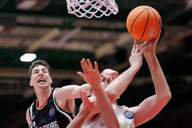 f.l.t.r.: Alen Pjanic (Fitness First Wuerzburg Baskets, 35) and Boris Bojanovsky (Patrioti Levice, 15), 06.01.2026, Basketball Champions League, Fitness First Wuerzburg Baskets vs. Patrioti Levice, GER, Wuerzburg, Tectake Arena. Copyright: HMBxMedia xHeikoxBecker