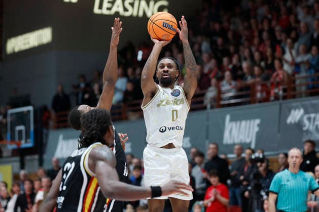 f.l.t.r.: Johnathan Stove (Fitness First Wuerzburg Baskets, 22) and Rickey McGill (Patrioti Levice, 0), 06.01.2026, Basketball Champions League, Fitness First Wuerzburg Baskets vs. Patrioti Levice, GER, Wuerzburg, Tectake Arena. Copyright: HMBxMedia xHeikoxBecker