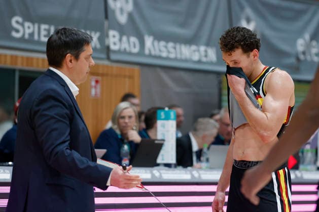 f.l.t.r.: Head-Coach Sasa Filipovski (Fitness First Wuerzburg Baskets) and Brae Ivey (Fitness First Wuerzburg Baskets, 11), 06.01.2026, Basketball Champions League, Fitness First Wuerzburg Baskets vs. Patrioti Levice, GER, Wuerzburg, Tectake Arena. Copyright: HMBxMedia xHeikoxBecker