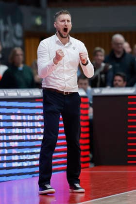 f.l.t.r.: Headcoach Michal Madzin (Patrioti Levice) Cheers 06.01.2026, Basketball Champions League, Fitness First Wuerzburg Baskets vs. Patrioti Levice, GER, Wuerzburg, Tectake Arena. Copyright: HMBxMedia xHeikoxBecker