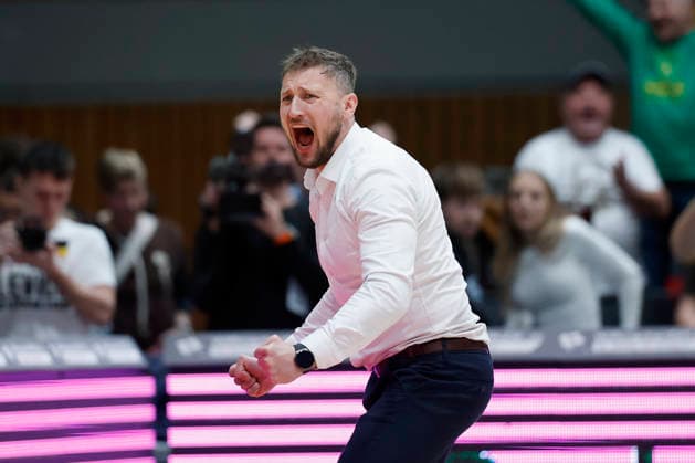 f.l.t.r.: Headcoach Michal Madzin (Patrioti Levice) celebrates after the victory against Wuerzburg, 06.01.2026, Basketball Champions League, Fitness First Wuerzburg Baskets vs. Patrioti Levice, GER, Wuerzburg, Tectake Arena. Copyright: HMBxMedia xHeikoxBecker