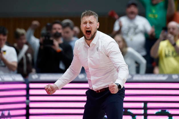 f.l.t.r.: Headcoach Michal Madzin (Patrioti Levice) celebrates after the victory against Wuerzburg, 06.01.2026, Basketball Champions League, Fitness First Wuerzburg Baskets vs. Patrioti Levice, GER, Wuerzburg, Tectake Arena. Copyright: HMBxMedia xHeikoxBecker