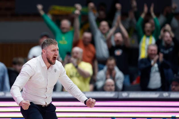 f.l.t.r.: Headcoach Michal Madzin (Patrioti Levice) celebrates after the victory against Wuerzburg, 06.01.2026, Basketball Champions League, Fitness First Wuerzburg Baskets vs. Patrioti Levice, GER, Wuerzburg, Tectake Arena. Copyright: HMBxMedia xHeikoxBecker